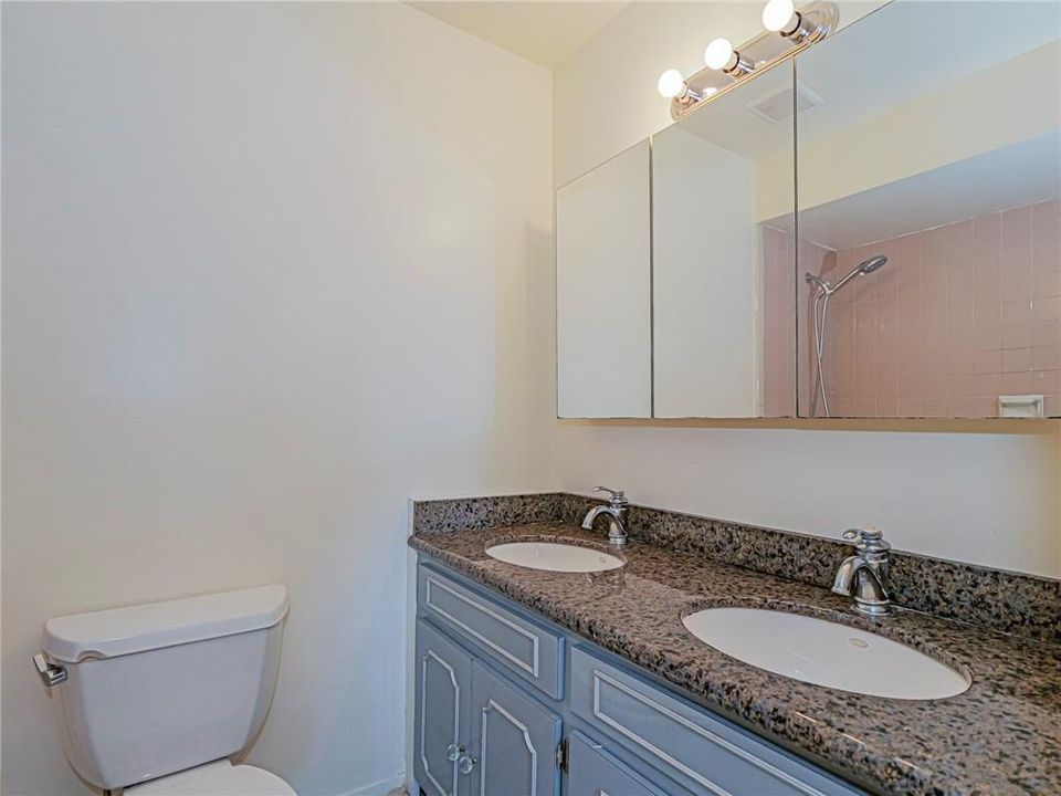 For Sale: $265,000 (2 beds, 2 baths, 927 Square Feet)