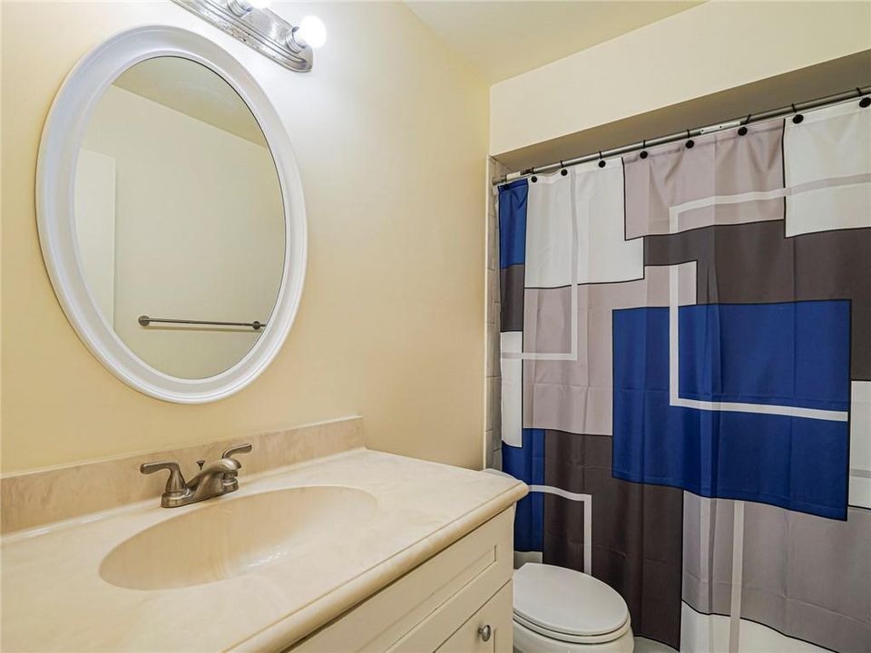 For Sale: $265,000 (2 beds, 2 baths, 927 Square Feet)