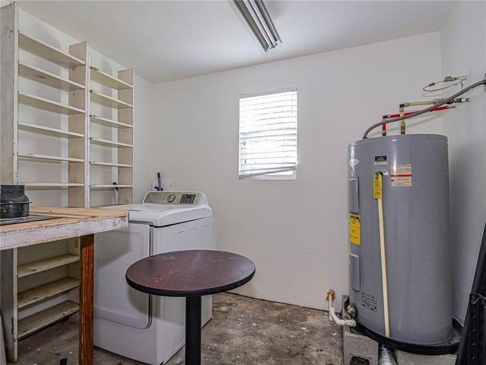 For Sale: $265,000 (2 beds, 2 baths, 927 Square Feet)