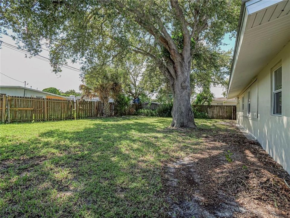 For Sale: $265,000 (2 beds, 2 baths, 927 Square Feet)