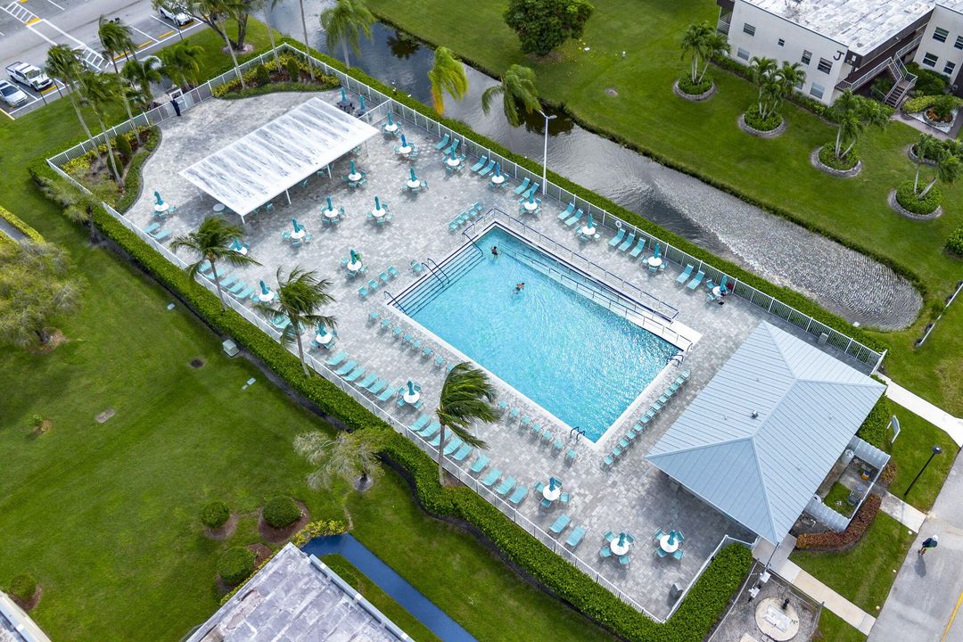 For Sale: $119,000 (2 beds, 2 baths, 907 Square Feet)