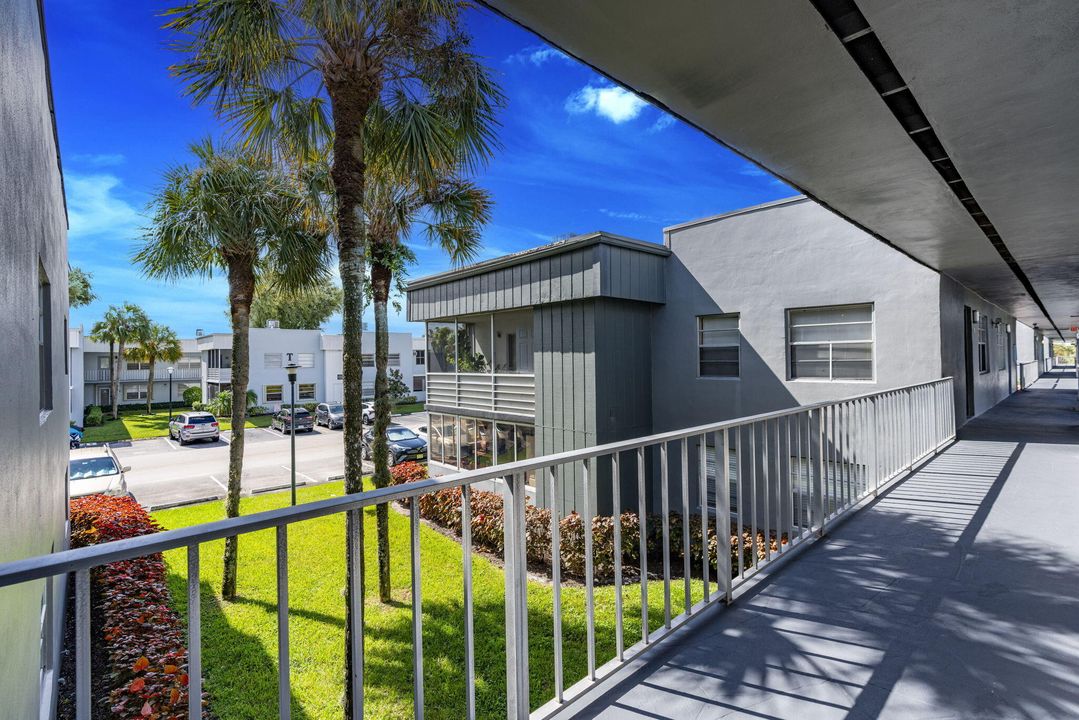 For Sale: $119,000 (2 beds, 2 baths, 907 Square Feet)