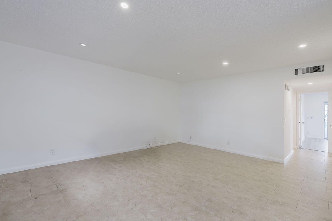 For Sale: $119,000 (2 beds, 2 baths, 907 Square Feet)