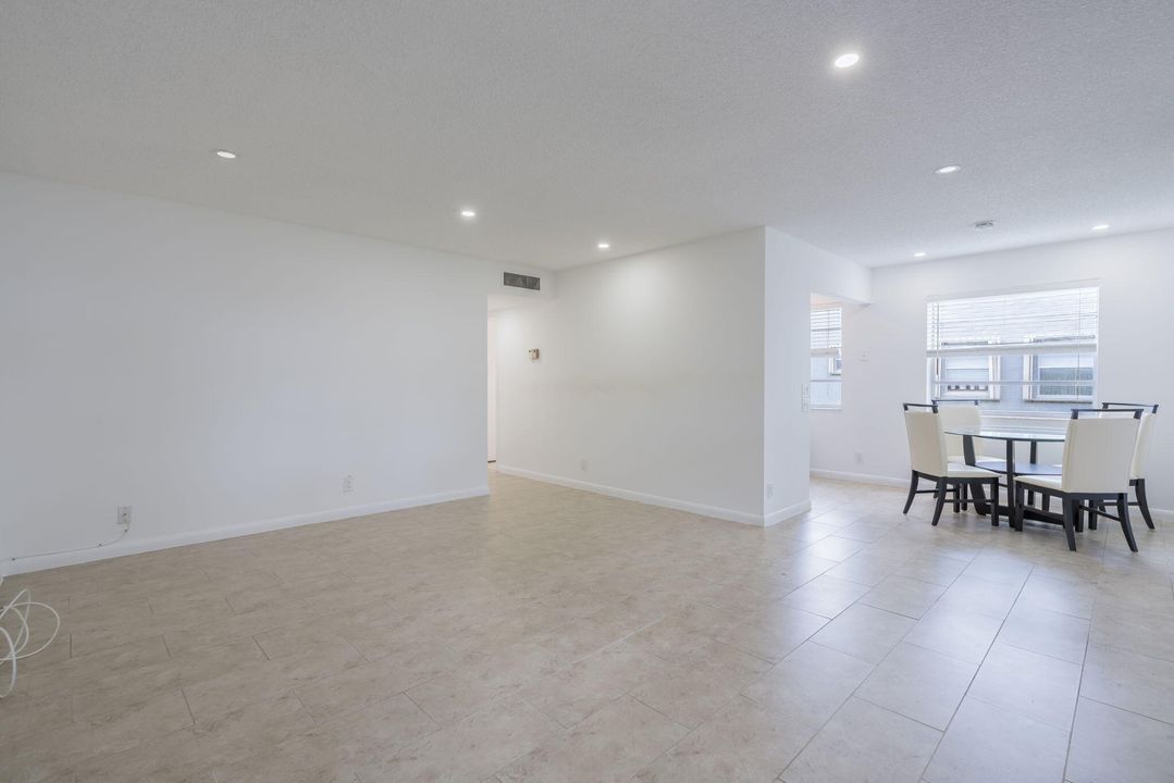 For Sale: $119,000 (2 beds, 2 baths, 907 Square Feet)