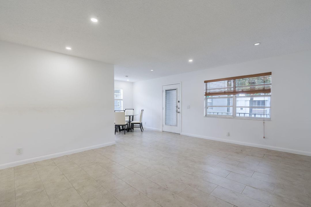 For Sale: $119,000 (2 beds, 2 baths, 907 Square Feet)