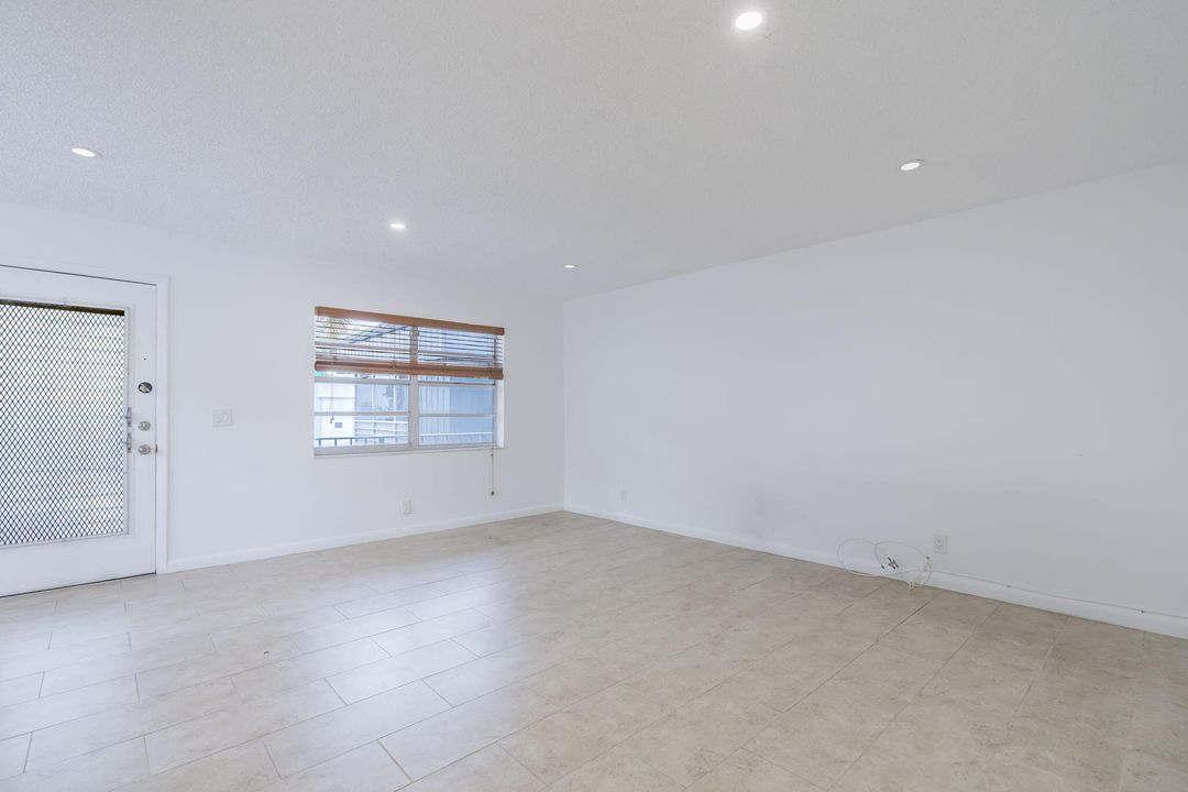 For Sale: $119,000 (2 beds, 2 baths, 907 Square Feet)