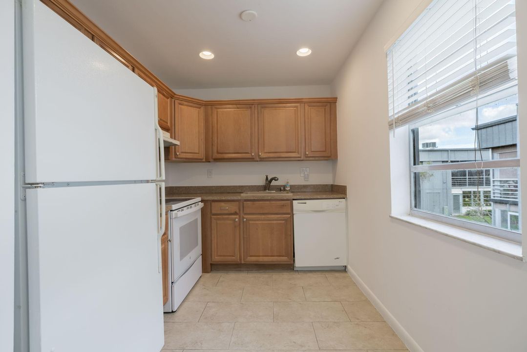 For Sale: $119,000 (2 beds, 2 baths, 907 Square Feet)