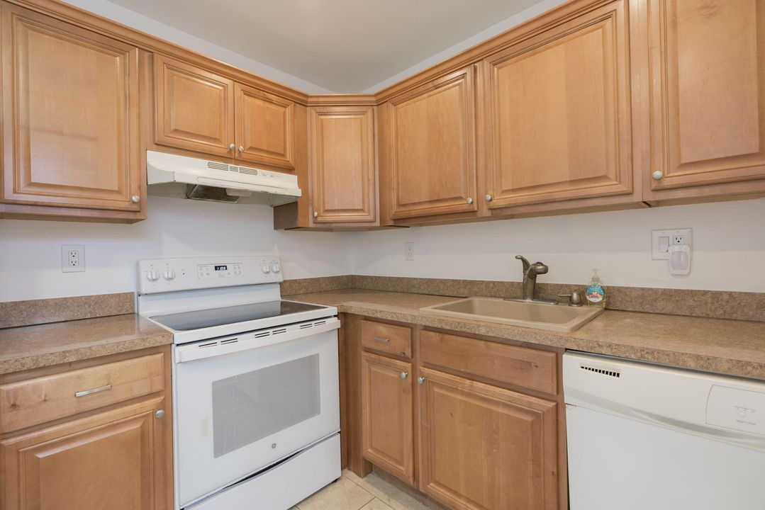 For Sale: $119,000 (2 beds, 2 baths, 907 Square Feet)