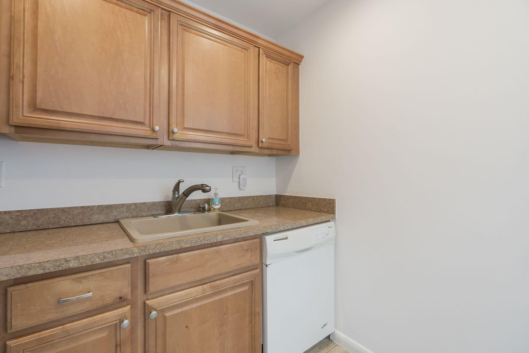 For Sale: $119,000 (2 beds, 2 baths, 907 Square Feet)
