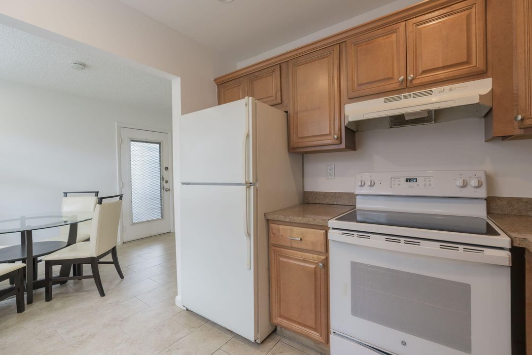 For Sale: $119,000 (2 beds, 2 baths, 907 Square Feet)