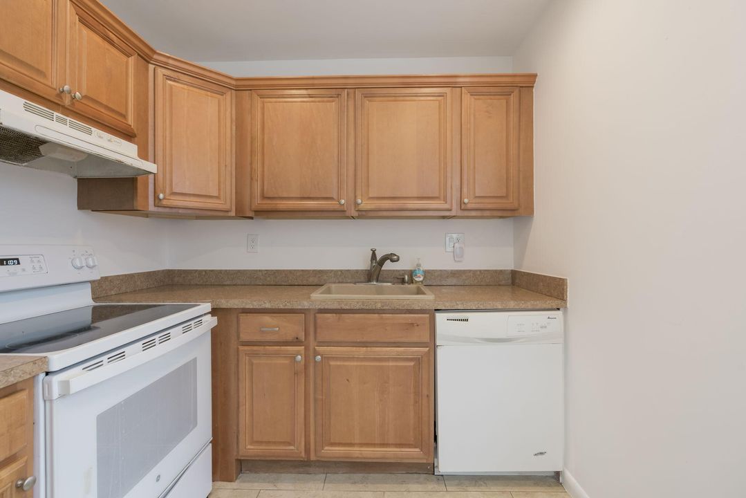For Sale: $119,000 (2 beds, 2 baths, 907 Square Feet)