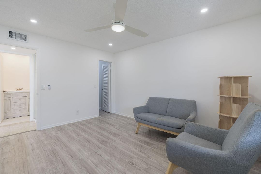 For Sale: $119,000 (2 beds, 2 baths, 907 Square Feet)