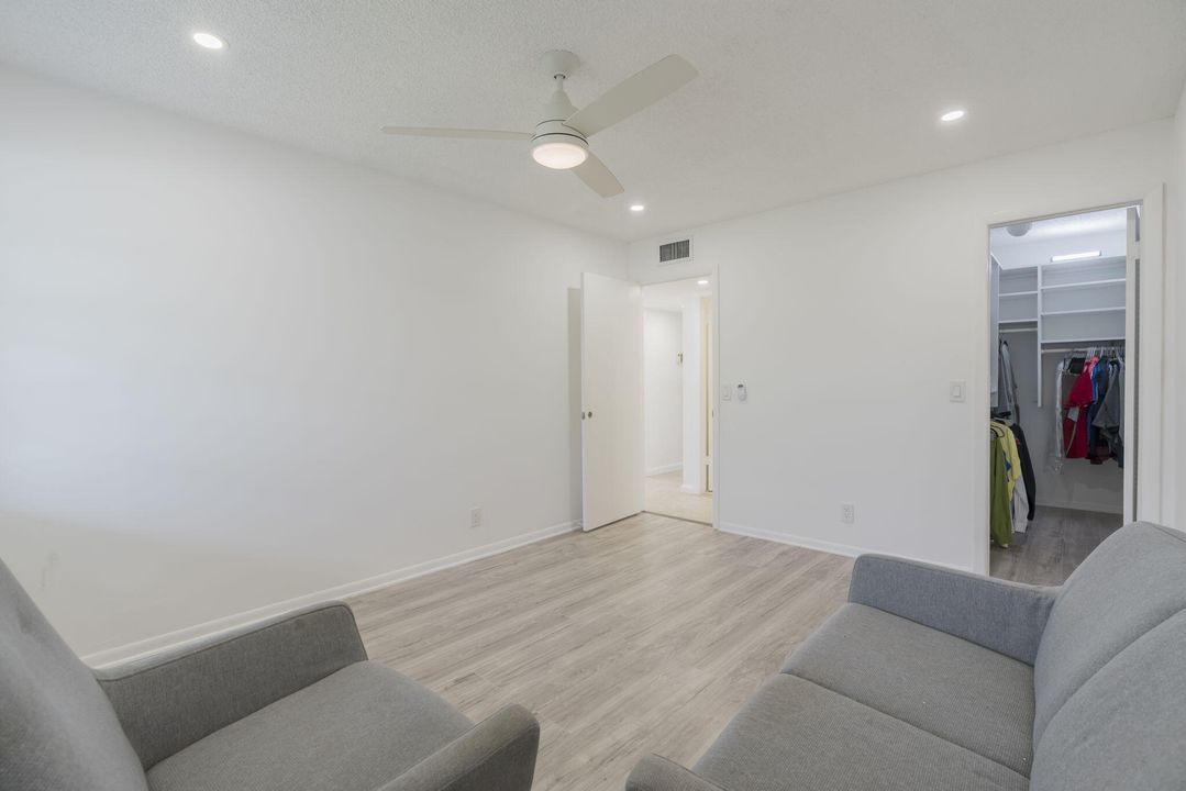 For Sale: $119,000 (2 beds, 2 baths, 907 Square Feet)