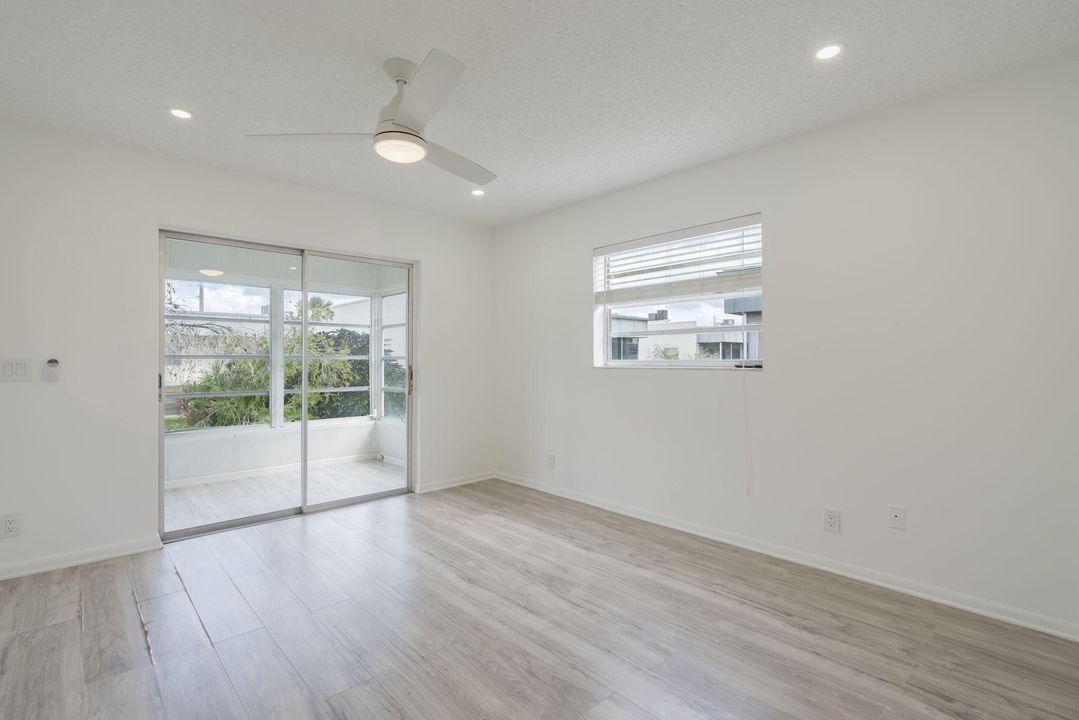 For Sale: $119,000 (2 beds, 2 baths, 907 Square Feet)