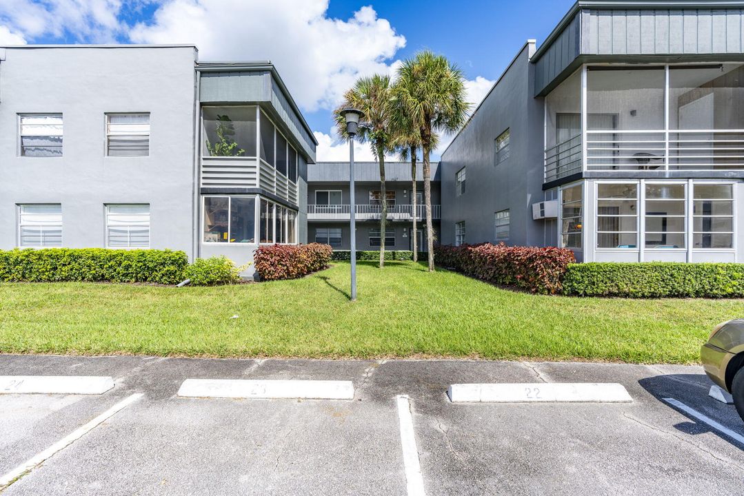 For Sale: $119,000 (2 beds, 2 baths, 907 Square Feet)