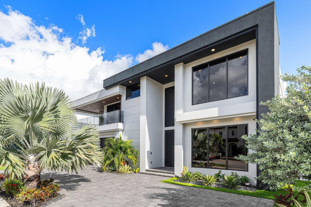 For Sale: $6,895,000 (6 beds, 6 baths, 4916 Square Feet)