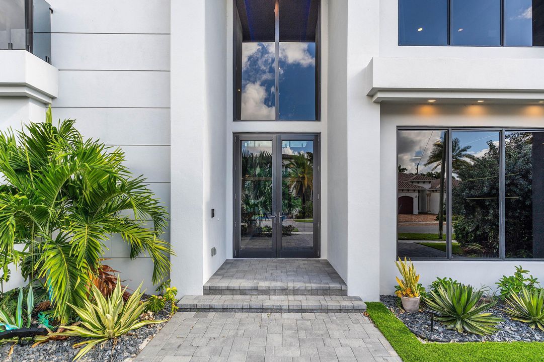 For Sale: $6,895,000 (6 beds, 6 baths, 4916 Square Feet)