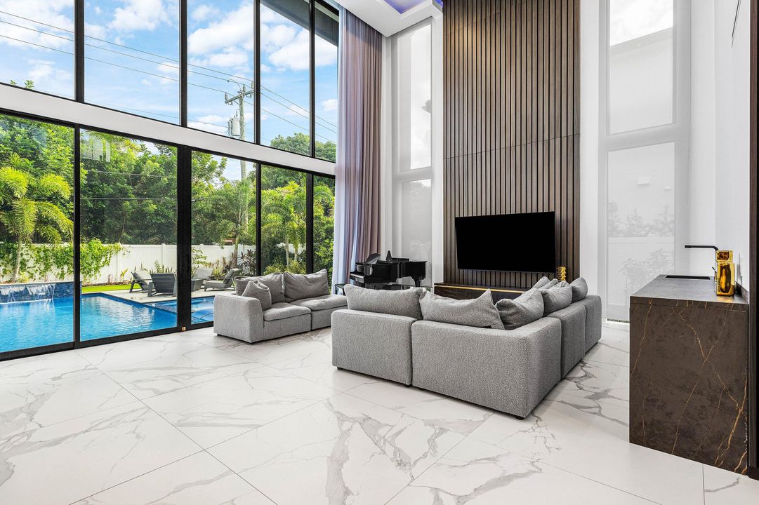 For Sale: $6,895,000 (6 beds, 6 baths, 4916 Square Feet)