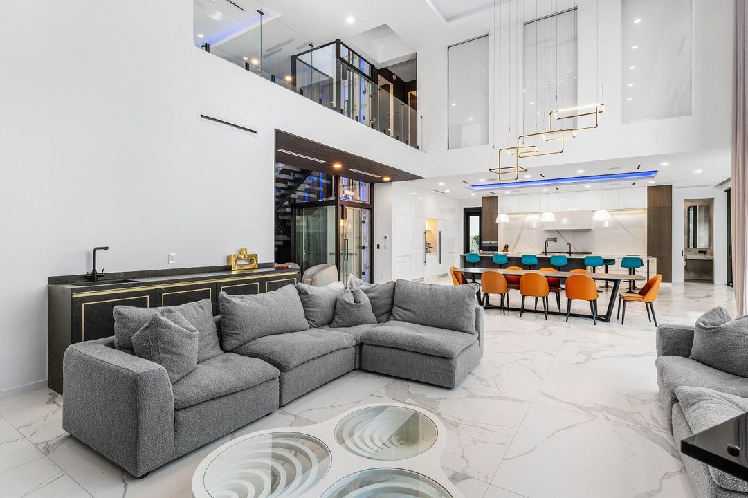 For Sale: $6,895,000 (6 beds, 6 baths, 4916 Square Feet)