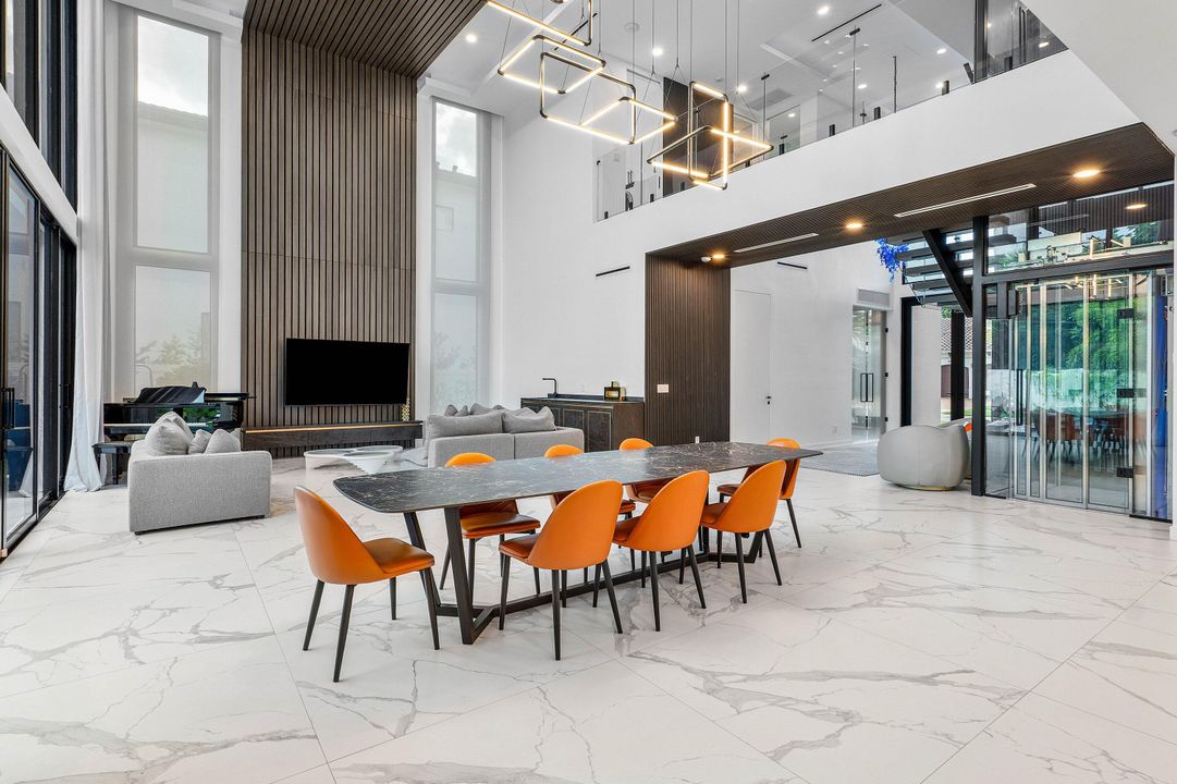 For Sale: $6,895,000 (6 beds, 6 baths, 4916 Square Feet)