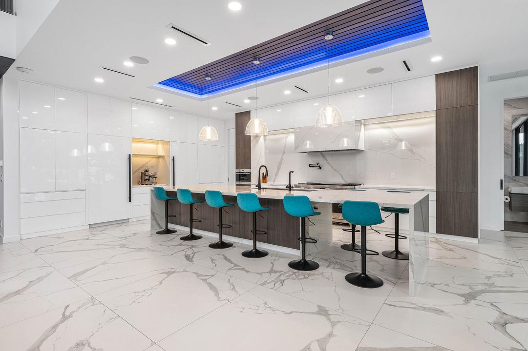 For Sale: $6,895,000 (6 beds, 6 baths, 4916 Square Feet)