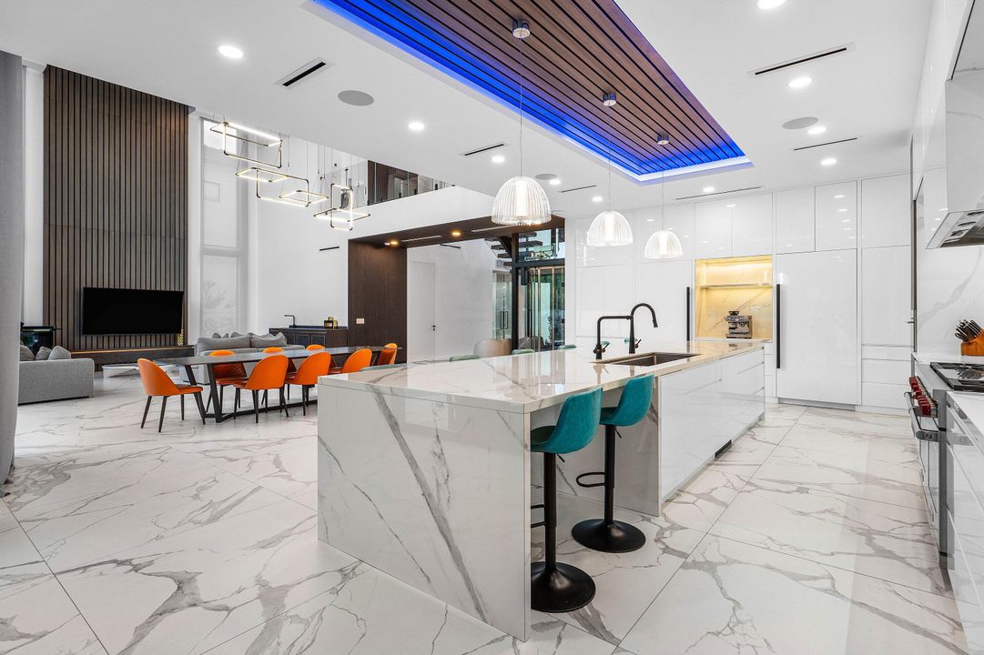 For Sale: $6,895,000 (6 beds, 6 baths, 4916 Square Feet)