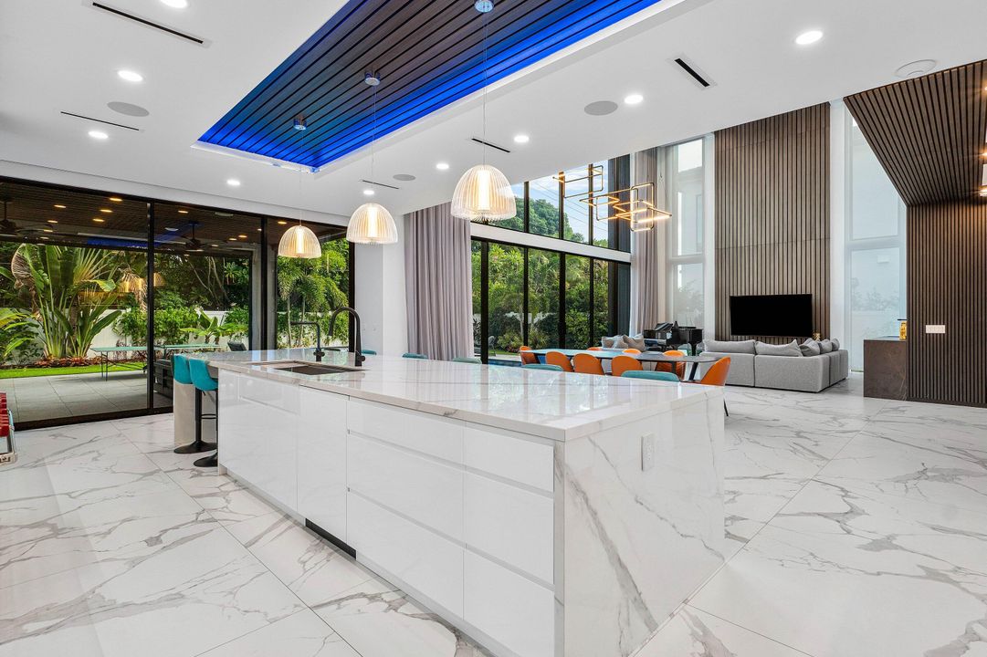 For Sale: $6,895,000 (6 beds, 6 baths, 4916 Square Feet)