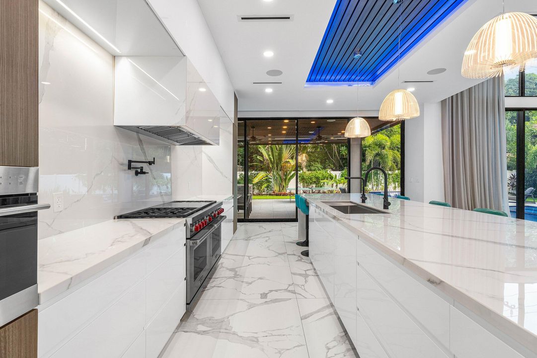 For Sale: $6,895,000 (6 beds, 6 baths, 4916 Square Feet)