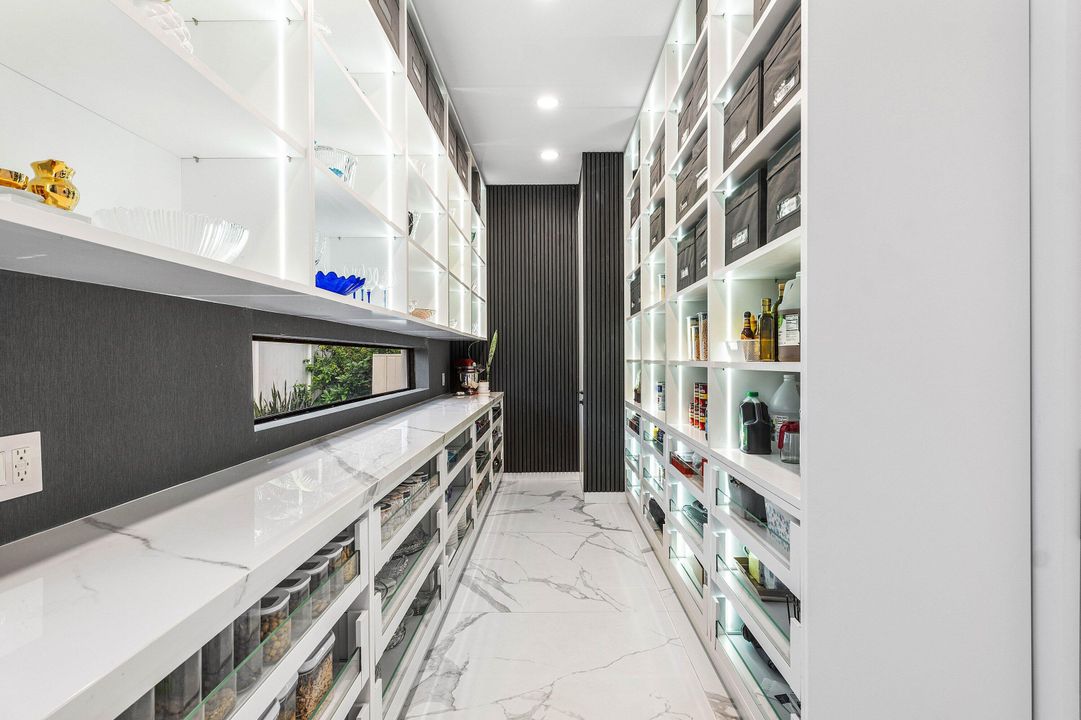 For Sale: $6,895,000 (6 beds, 6 baths, 4916 Square Feet)