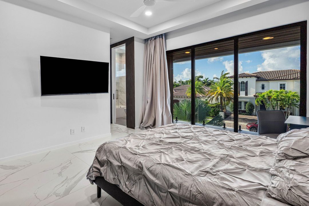 For Sale: $6,895,000 (6 beds, 6 baths, 4916 Square Feet)