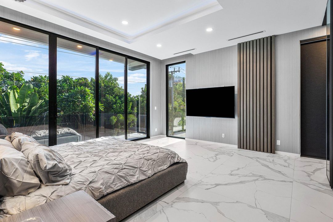 For Sale: $6,895,000 (6 beds, 6 baths, 4916 Square Feet)