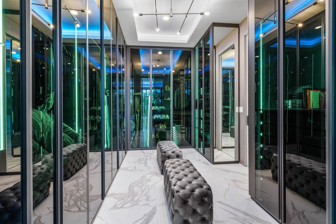 For Sale: $6,895,000 (6 beds, 6 baths, 4916 Square Feet)