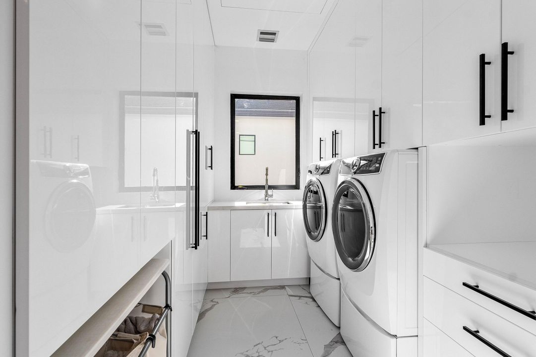 For Sale: $6,895,000 (6 beds, 6 baths, 4916 Square Feet)