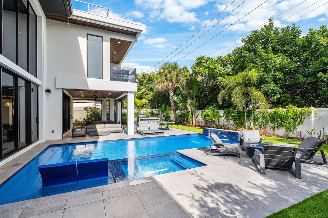 For Sale: $6,895,000 (6 beds, 6 baths, 4916 Square Feet)