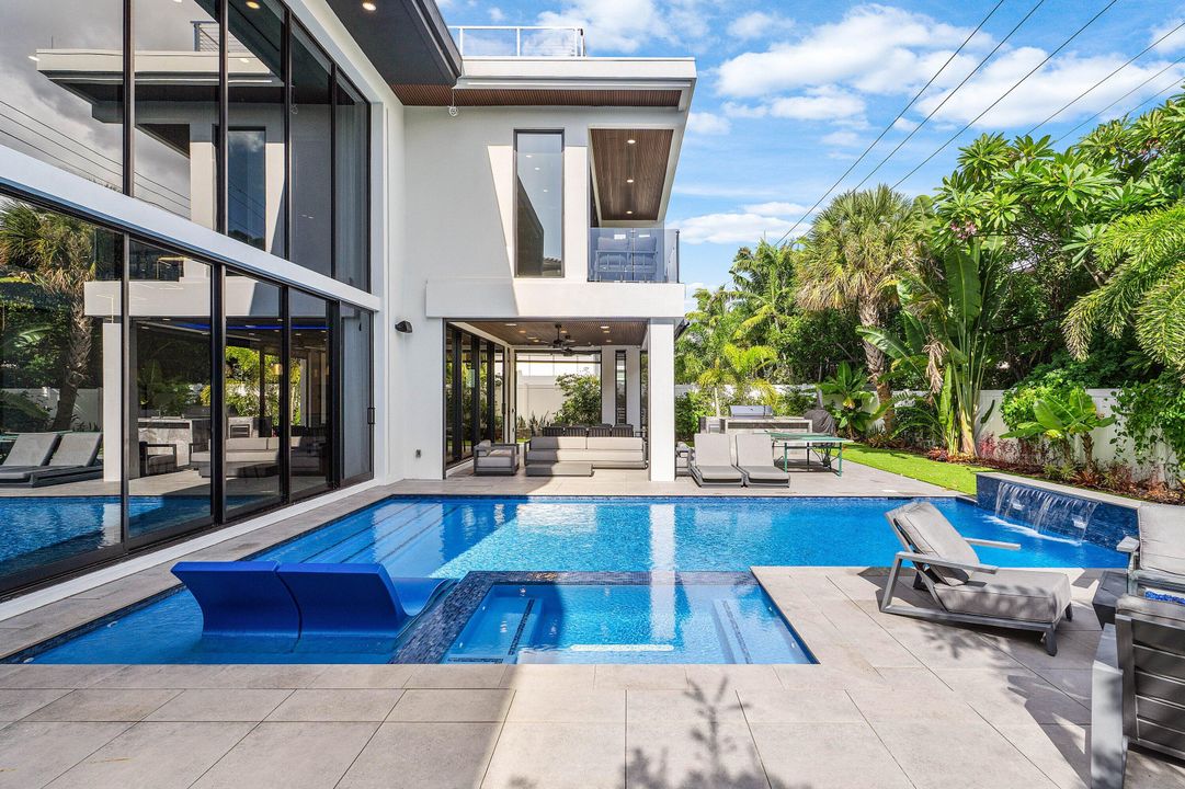 For Sale: $6,895,000 (6 beds, 6 baths, 4916 Square Feet)