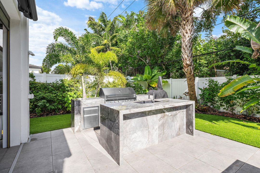 For Sale: $6,895,000 (6 beds, 6 baths, 4916 Square Feet)