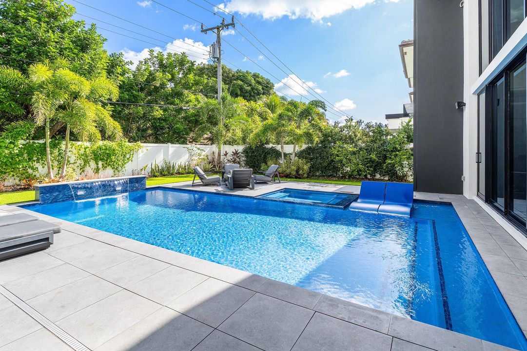 For Sale: $6,895,000 (6 beds, 6 baths, 4916 Square Feet)