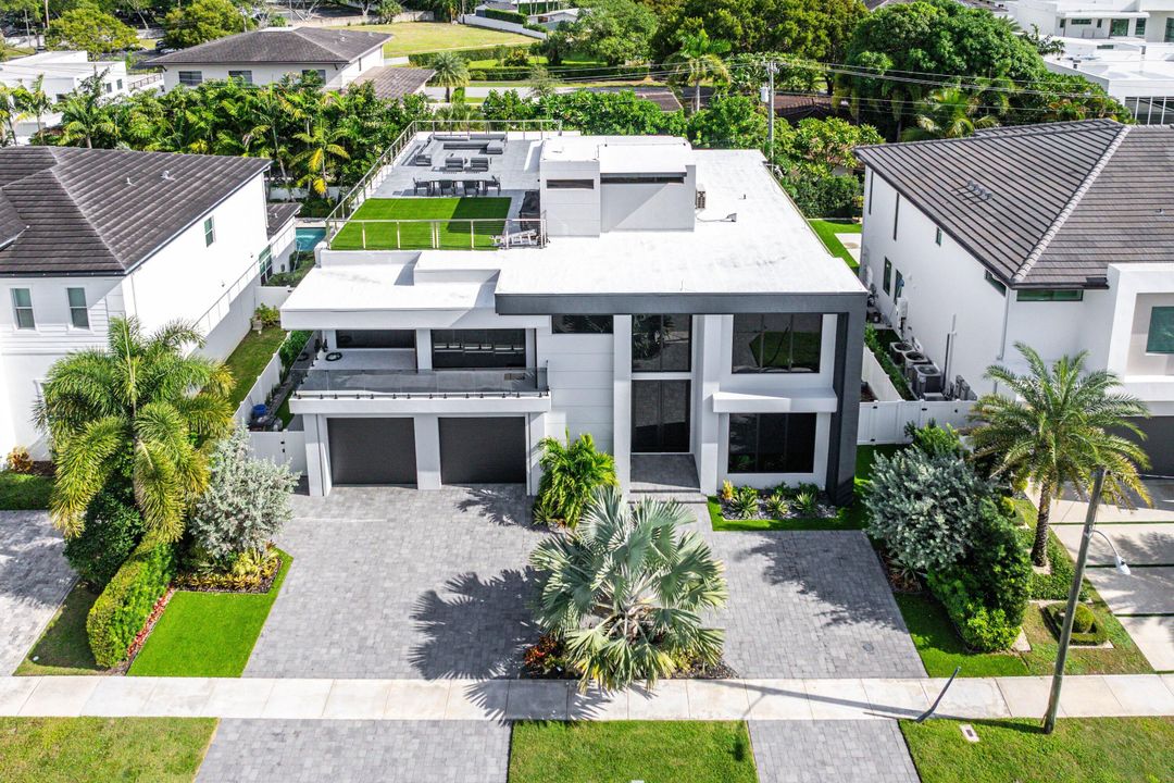 For Sale: $6,895,000 (6 beds, 6 baths, 4916 Square Feet)