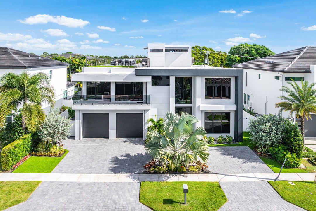 For Sale: $6,895,000 (6 beds, 6 baths, 4916 Square Feet)