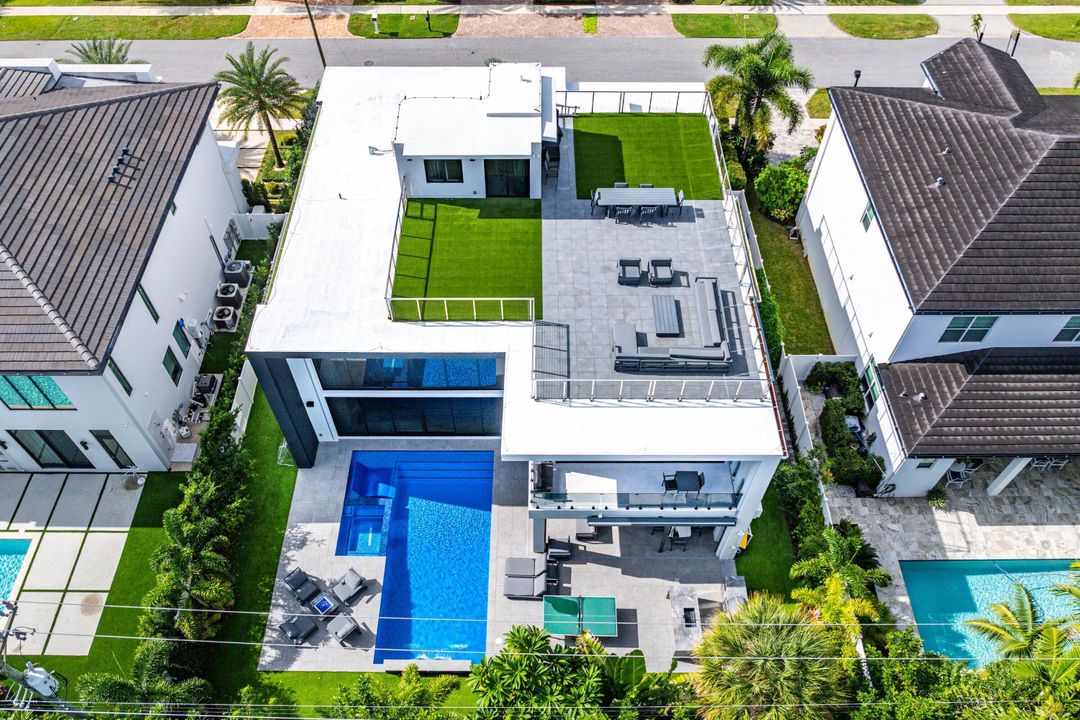 For Sale: $6,895,000 (6 beds, 6 baths, 4916 Square Feet)