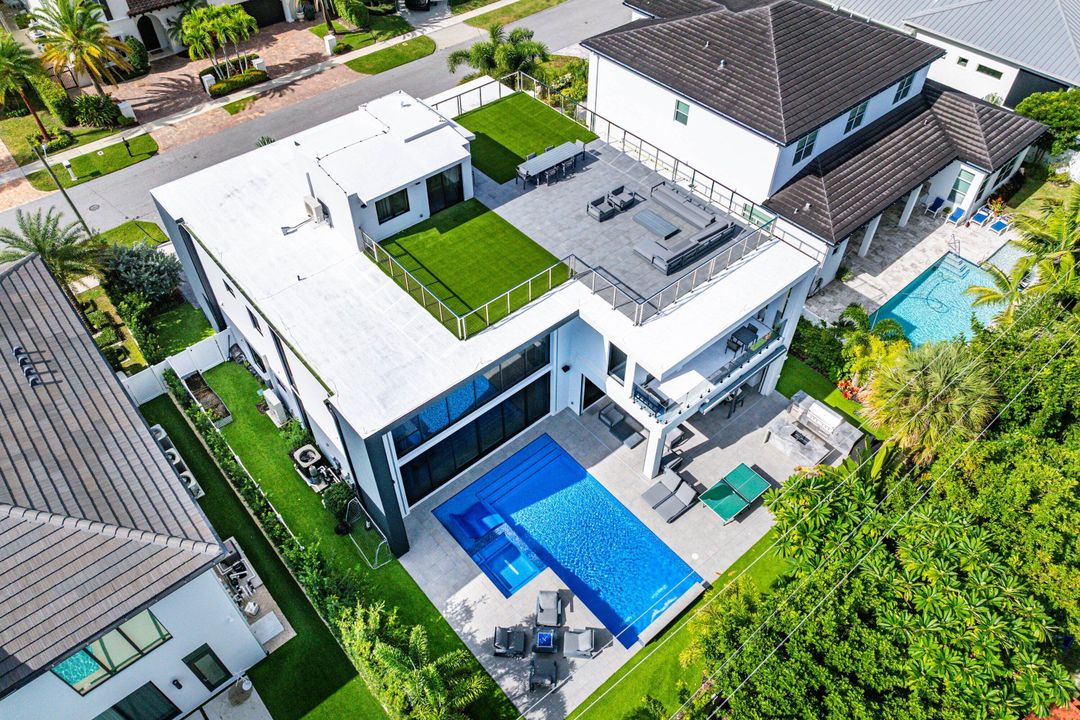 For Sale: $6,895,000 (6 beds, 6 baths, 4916 Square Feet)