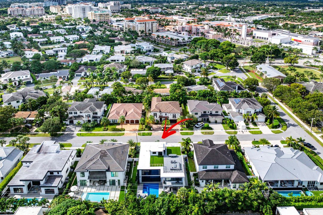 For Sale: $6,895,000 (6 beds, 6 baths, 4916 Square Feet)