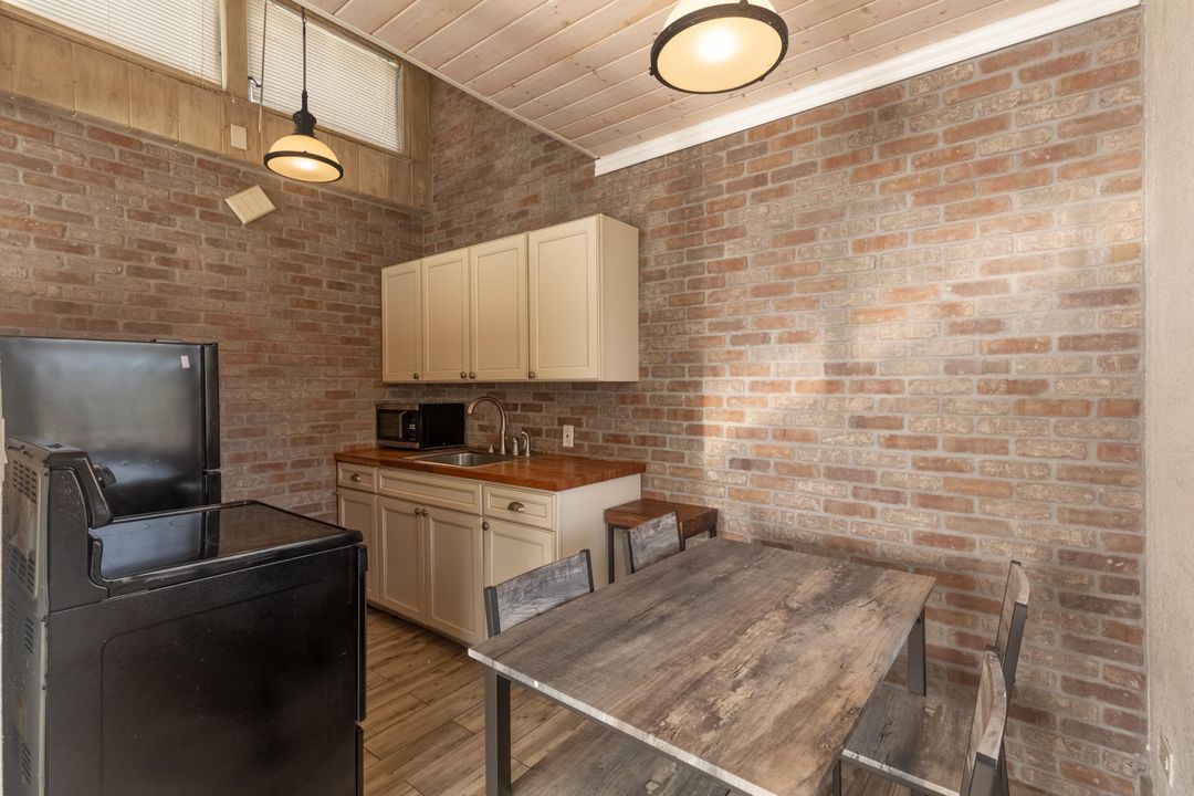 For Rent: $1,900 (0 beds, 1 baths, 500 Square Feet)