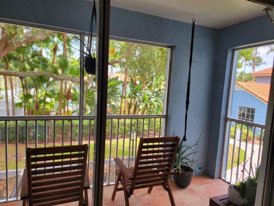 For Rent: $2,700 (2 beds, 2 baths, 1102 Square Feet)