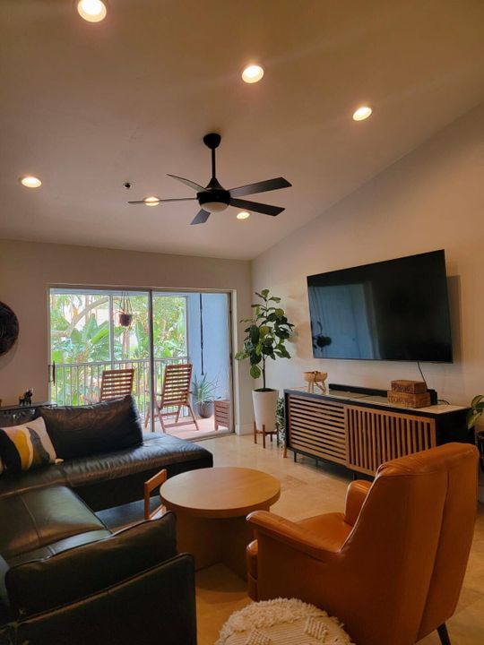 For Rent: $2,700 (2 beds, 2 baths, 1102 Square Feet)