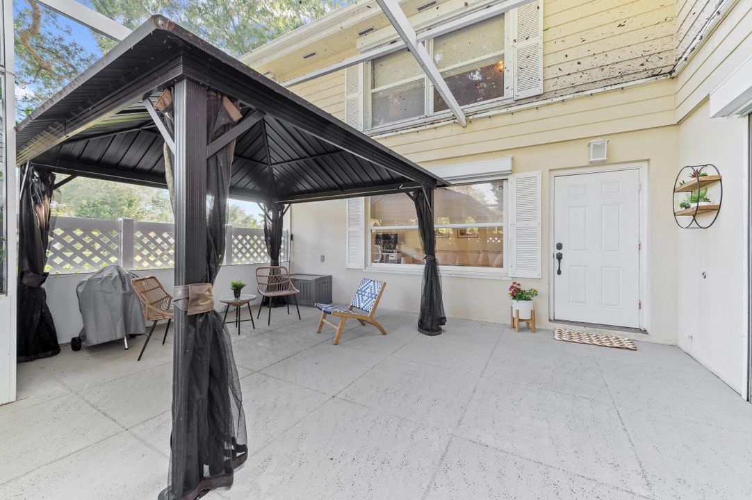 Recently Sold: $299,999 (2 beds, 2 baths, 1374 Square Feet)