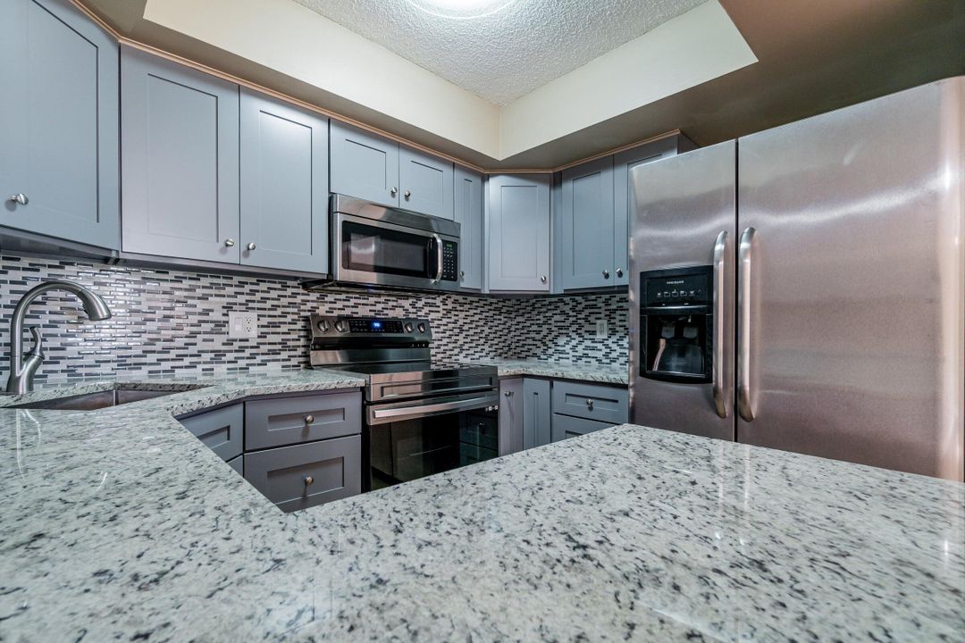 合同活跃: $325,000 (3 贝兹, 3 浴室, 1326 平方英尺)