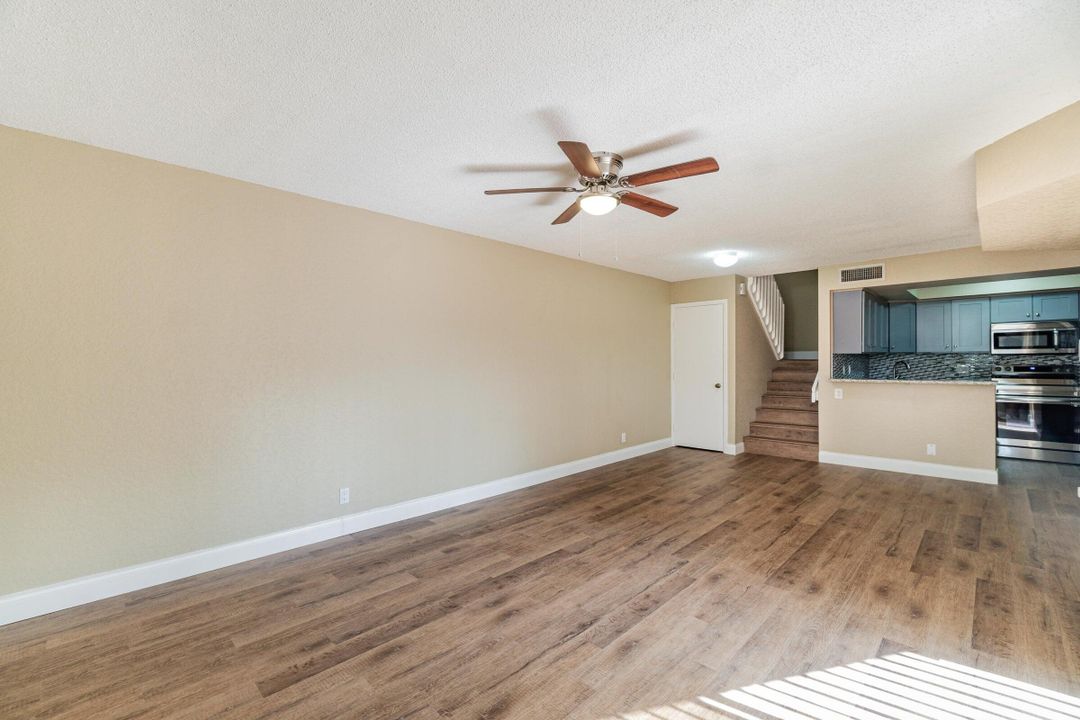 合同活跃: $325,000 (3 贝兹, 3 浴室, 1326 平方英尺)