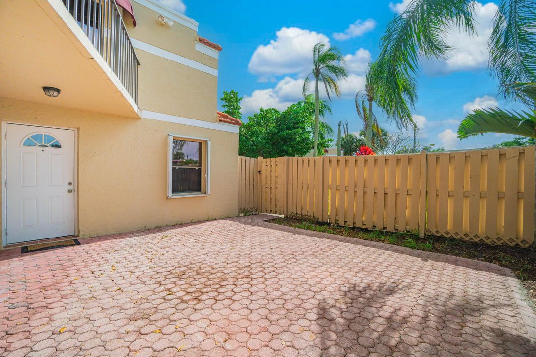 合同活跃: $325,000 (3 贝兹, 3 浴室, 1326 平方英尺)