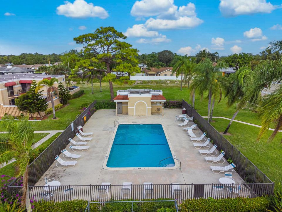 合同活跃: $325,000 (3 贝兹, 3 浴室, 1326 平方英尺)